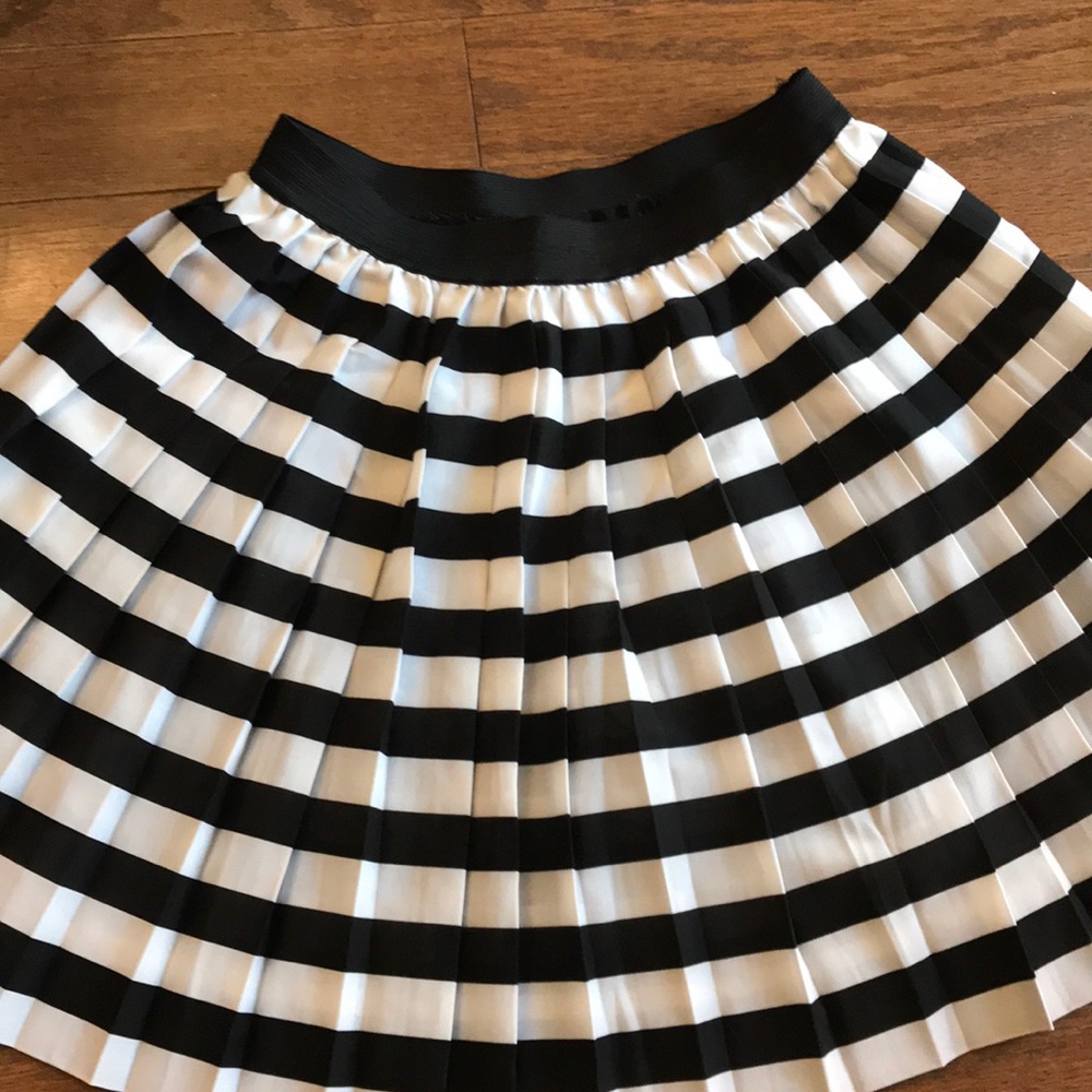 H&M Black and White Stripe pleated mini skirt SZ 4